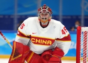 雪域雷霆队鏖战粤西金雕队，冰球大师赛爆冷，转换速度占优。新人首发惊艳(冰球旋风免费观看完整版)