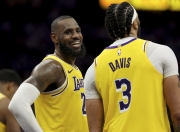 关于詹姆斯回归赛场，连败首场状态亮眼，老鹰观众沸腾！的信息