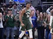 包含字母哥回归赛场，惊险取胜首场状态亮眼，湖人观众沸腾！的词条